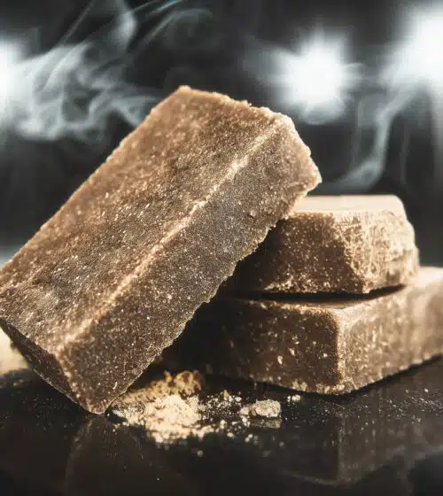 Blocs de résine CBD 3x filtré posées sur le sol