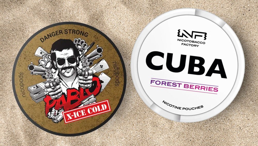 Boites de snus Pablo et Cuba posées sur le sable