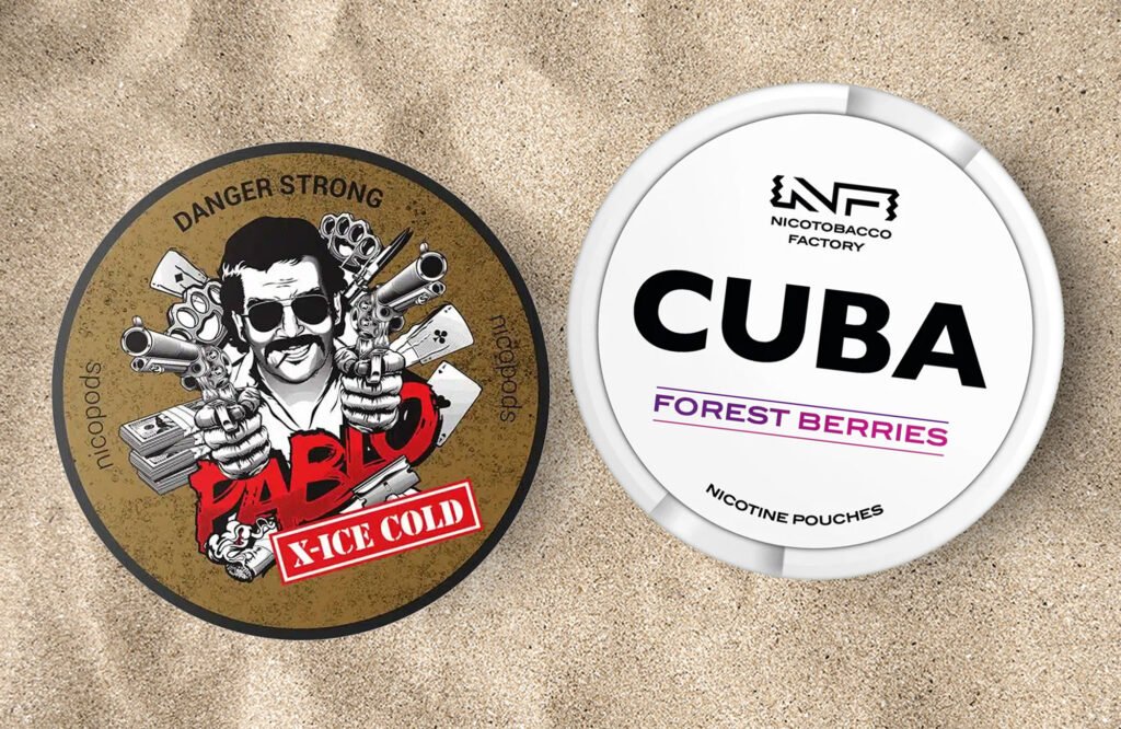 Boites de snus Pablo et Cuba posées sur le sable