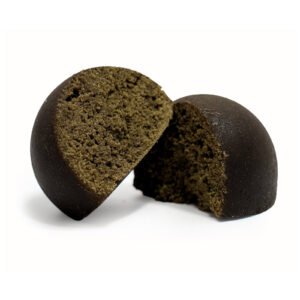 Petite boulette de résine CBD LE KETAMA coupée en deux, texture sombre