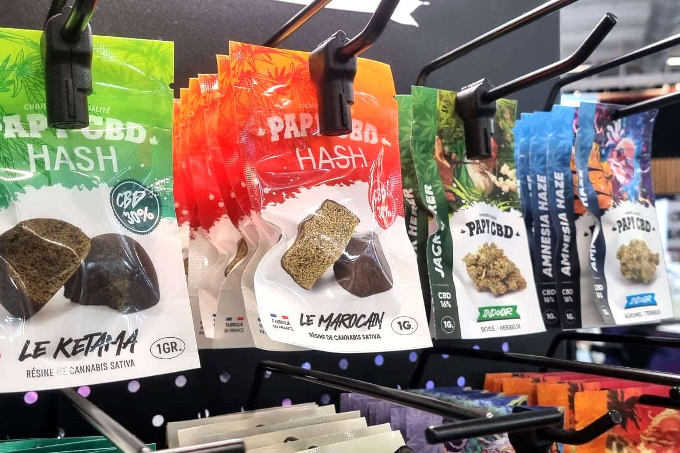 Salon Losangexpo 2025 - Stand PAPY CBD avec comptoirs lumineux et présentoirs de produits CBD