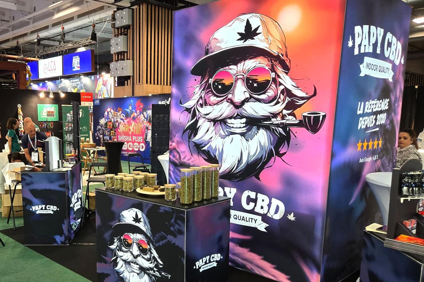 Salon Losangexpo 2025 - Stand PAPY CBD avec comptoirs lumineux et présentoirs de produits CBD