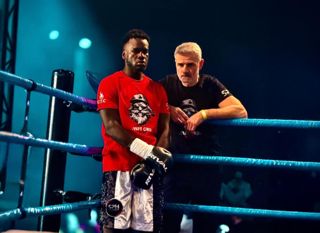 Boxeur Kassimou sur le ring avec un tshirt PAPY CBD
