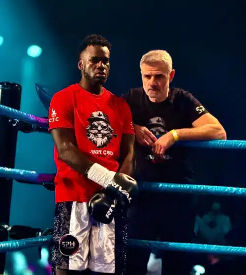 Boxeur Kassimou sur le ring avec un tshirt PAPY CBD