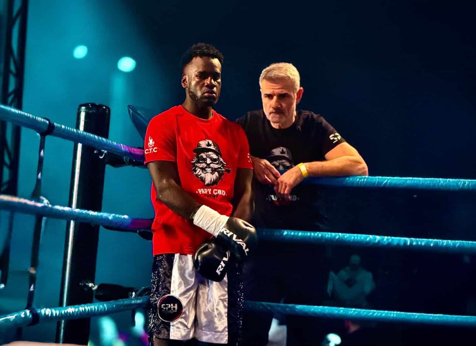 Boxeur Kassimou sur le ring avec un tshirt PAPY CBD