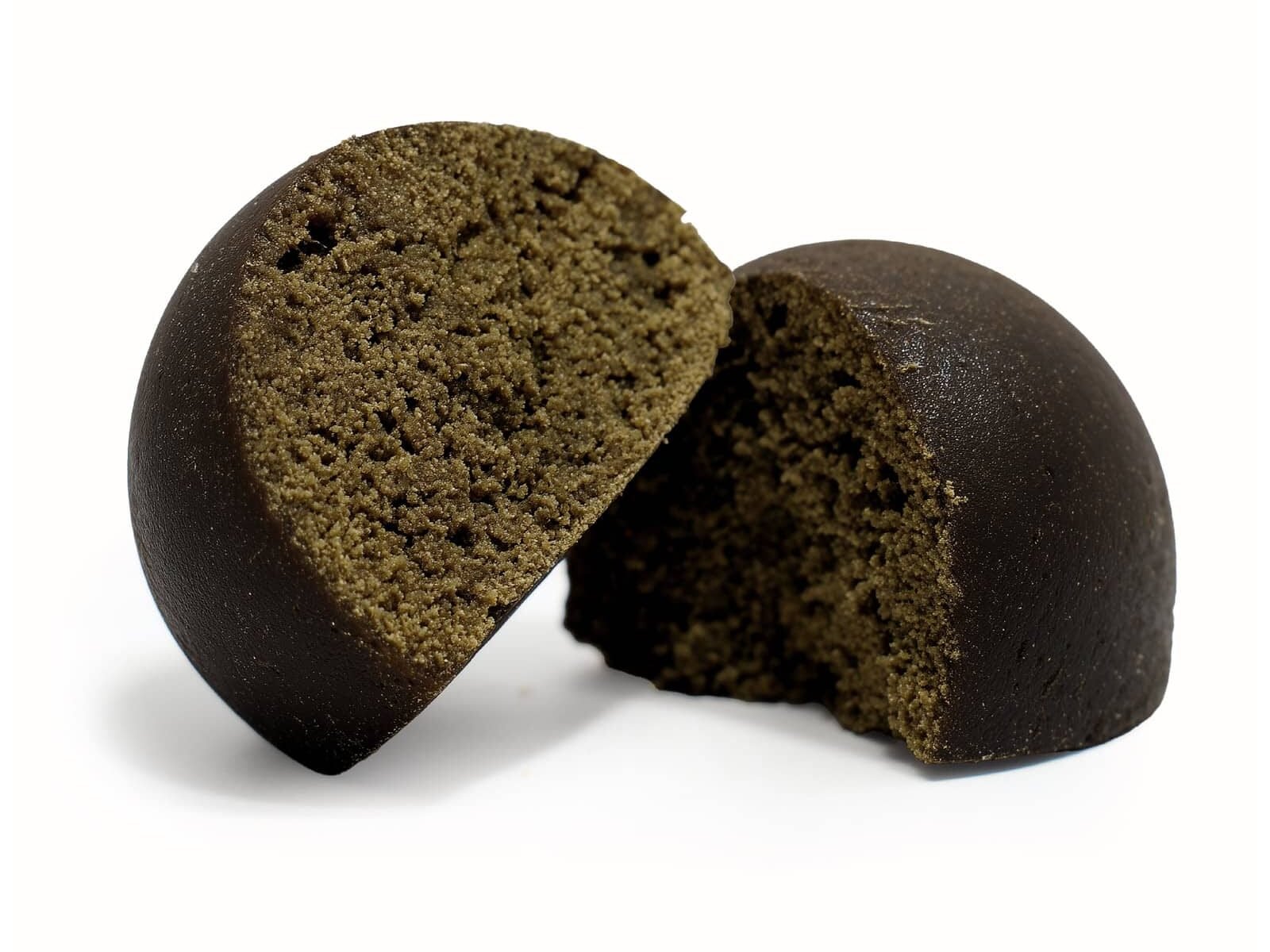 Petite boulette de résine CBD LE KETAMA coupée en deux, texture sombre