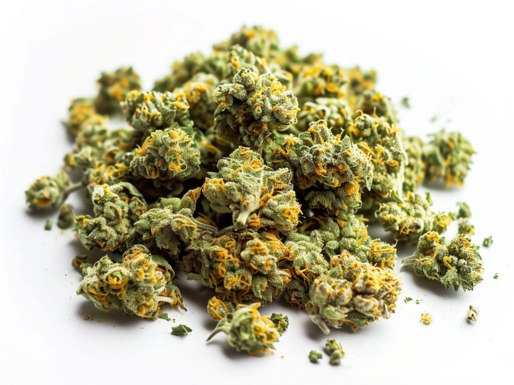 Small buds CBD puissantes NITRO en tas, petites fleurs de cannabis riches en trichomes avec pistils orange, texture sèche, photo produit sur fond blanc, qualité premium indoor