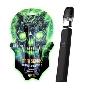Starter Kit batterie + pod 1 ml – 1 000 mg – jusqu'à 700 puffs – Intensité 5/5. La Skull Vape Dark Skunk s'adresse aux amateurs de saveurs cannabis intenses : un profil terreux, végétal et résineux, avec une légère nuance musquée caractéristique de la Skunk. Sa Formule Explosive 5.0 associe CSA, CBD, CBN, CBG et CBC avec une concentration annoncée de 90 %.