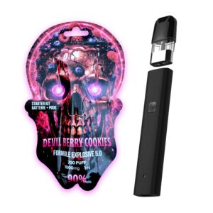 Starter Kit batterie + pod 1 ml – 1000 mg – jusqu'à 700 puffs. La Skull Vape Devil Berry Cookies associe un profil Berry Cookies fruité et gourmand à la puissance de la Formule Explosive 5.0. Elle combine CSA, CBD, CBN, CBG et CBC avec une concentration annoncée à 90 % pour une intensité maximale de 5/5.